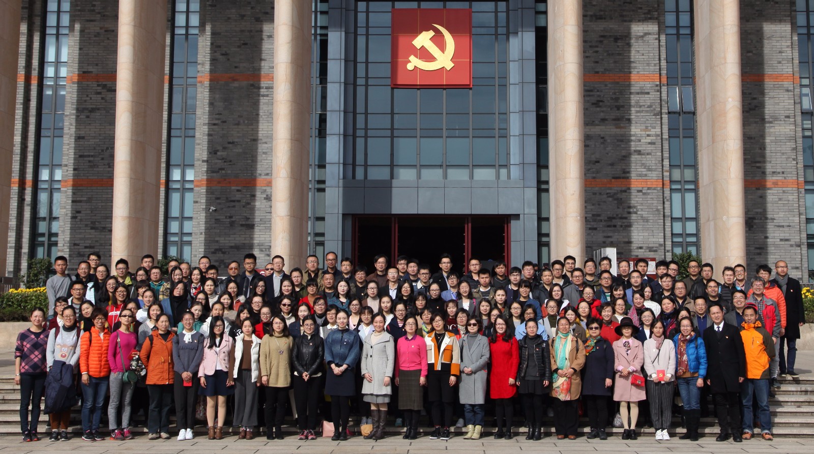 15118328831049026E74.jpg 全体党员在南湖革命纪念馆前合影.jpg
